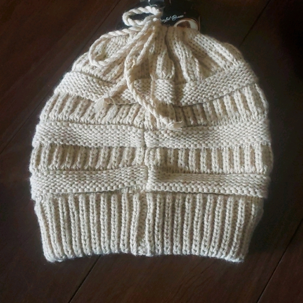 D&Y Messy Bun Crochet Ponytail Knit Beanie Hat! - Picture 4 of 5